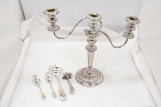 A MIXED LOT OF SILVER PLATE TO INCLUDE TWO TEA SPOONS, LADEL, SMALL TONGS PLUS A CANDELABRA