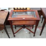 A REPRODUCTION MAHOGANY BIJOUTERIE TABLE ON TAPERING LEGS WITH SPADE FEET, 27" X 16"