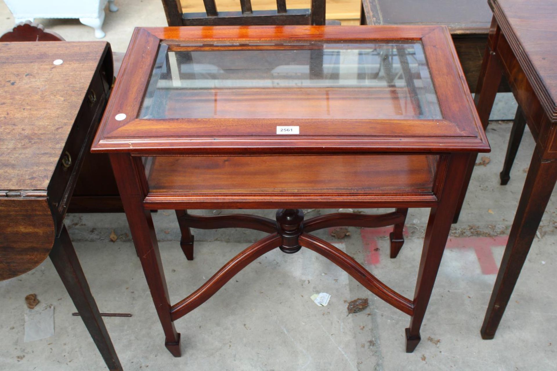 A REPRODUCTION MAHOGANY BIJOUTERIE TABLE ON TAPERING LEGS WITH SPADE FEET, 27" X 16"