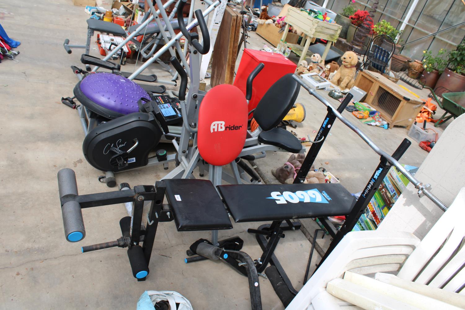 A LARGE QUANTITY OF HOME GYM EQUIPMENT TO INCLUDE A BENCH PRESS, ROWING MACHINE, AND CROSS TRAINER - Image 4 of 7