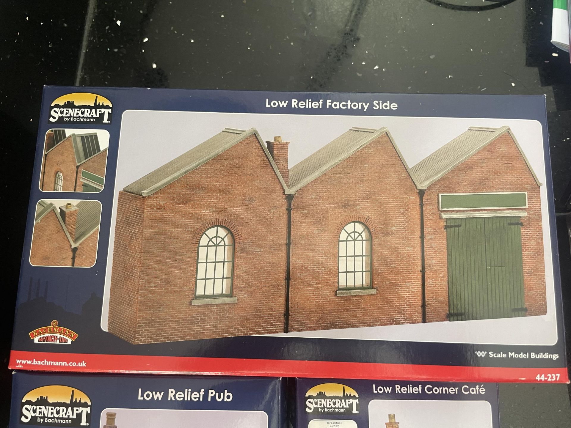 THREE OO GAUGE SCENECRAFT BY BACHMANN MODEL BUILDINGS TO INCLUDE A LOW RELIEF FACTORY SIDE, PUB - Image 2 of 4