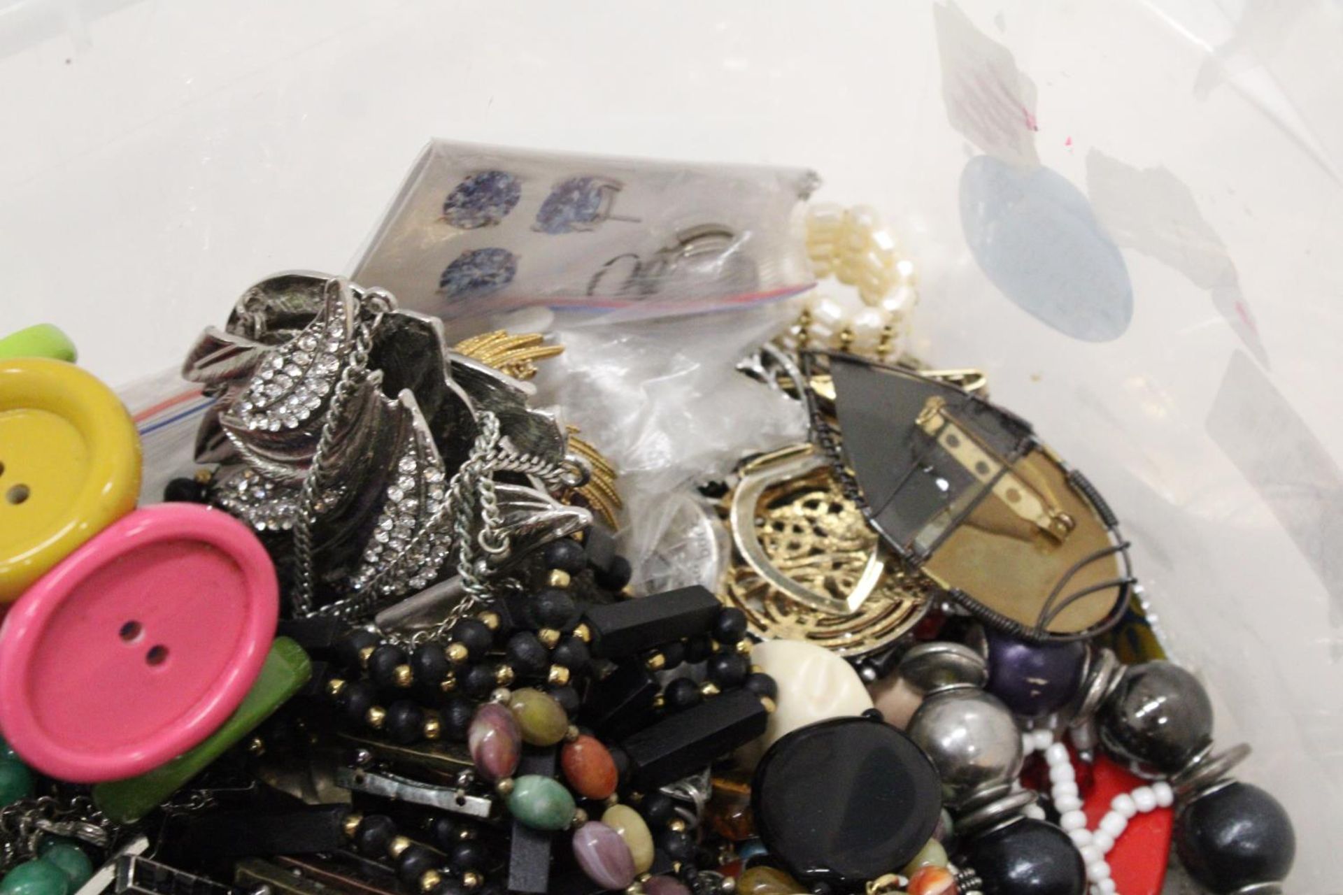 A MIXED LOT OF COSTUME JEWELLERY TO INCLUDE BRACELETS, NECKLACES, BROOCHES, RINGS ETC - Image 5 of 6