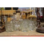 A MIXED LOT OF GLASSWARE TO INCLUDE BEER BARREL TANKARDS, SEAGRAM'S CANADIAN WHISKY GLASSES ETC