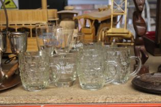 A MIXED LOT OF GLASSWARE TO INCLUDE BEER BARREL TANKARDS, SEAGRAM'S CANADIAN WHISKY GLASSES ETC