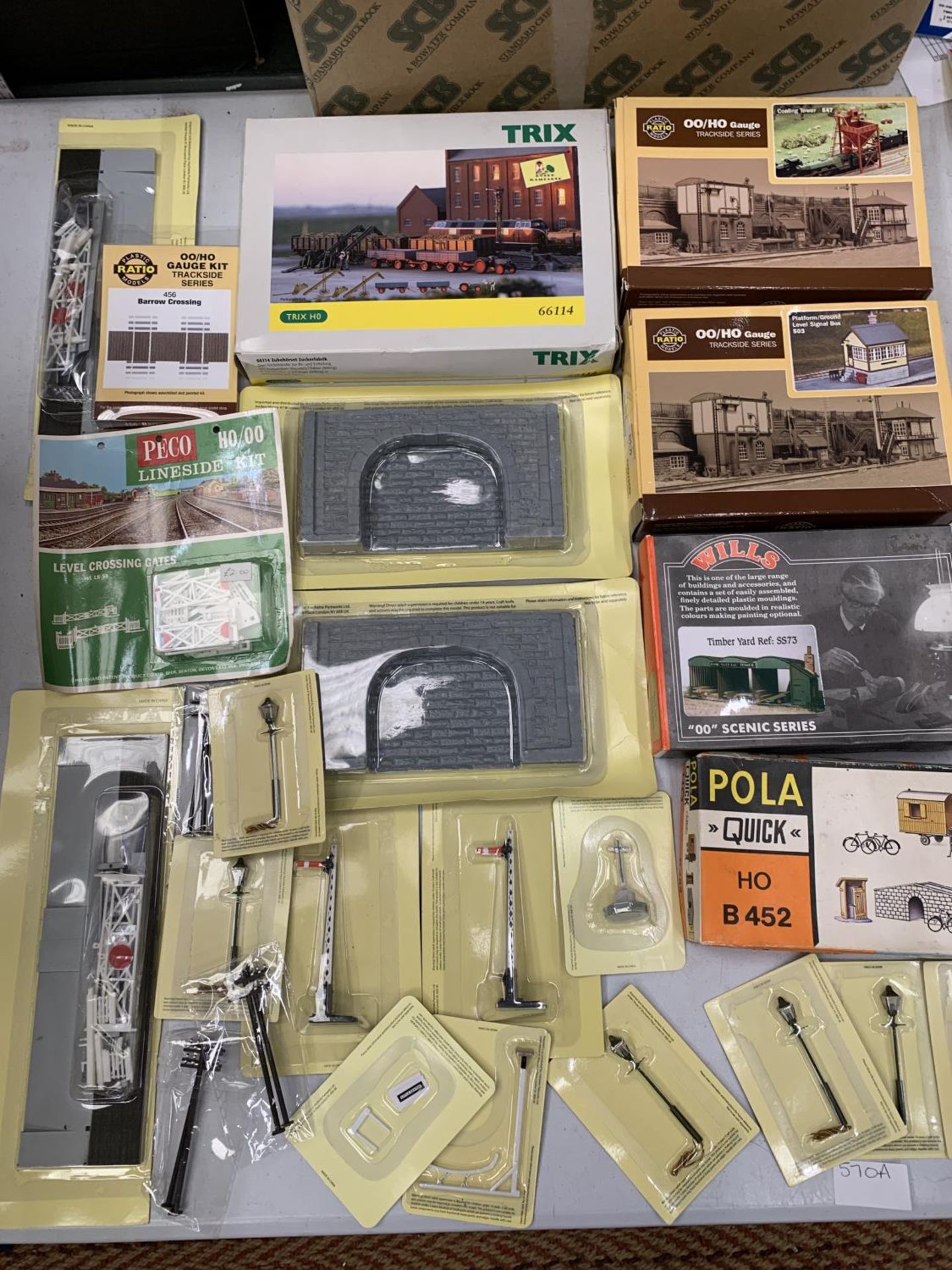 A MIXED COLLECTION OF BOXED RAILWAY MODEL KITS TO INCLUDE SIGNAL BOX, TIMBER YARD ETC AND FURTHER
