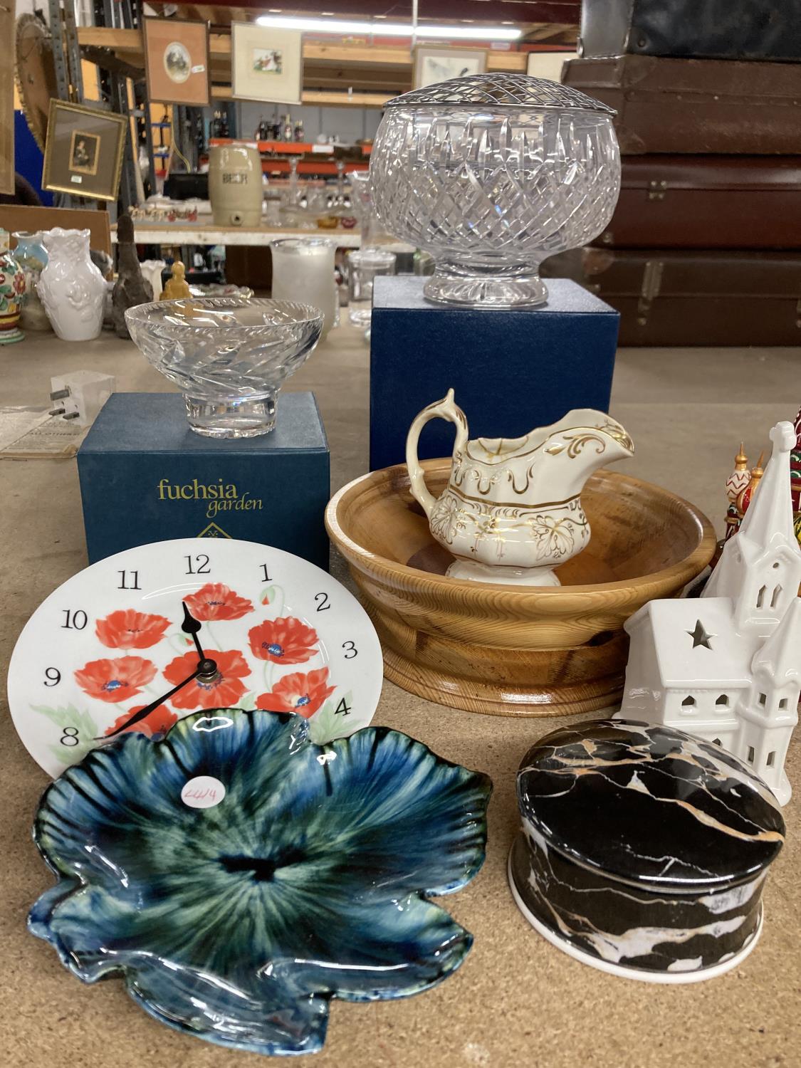 TWO BOXED GLASS BOWLS TO INCLUDE A ROSE BOWL, AN ONYX VASE, 'POPPY' WALL CLOCK, TRINKET BOX, JUG, - Image 2 of 3