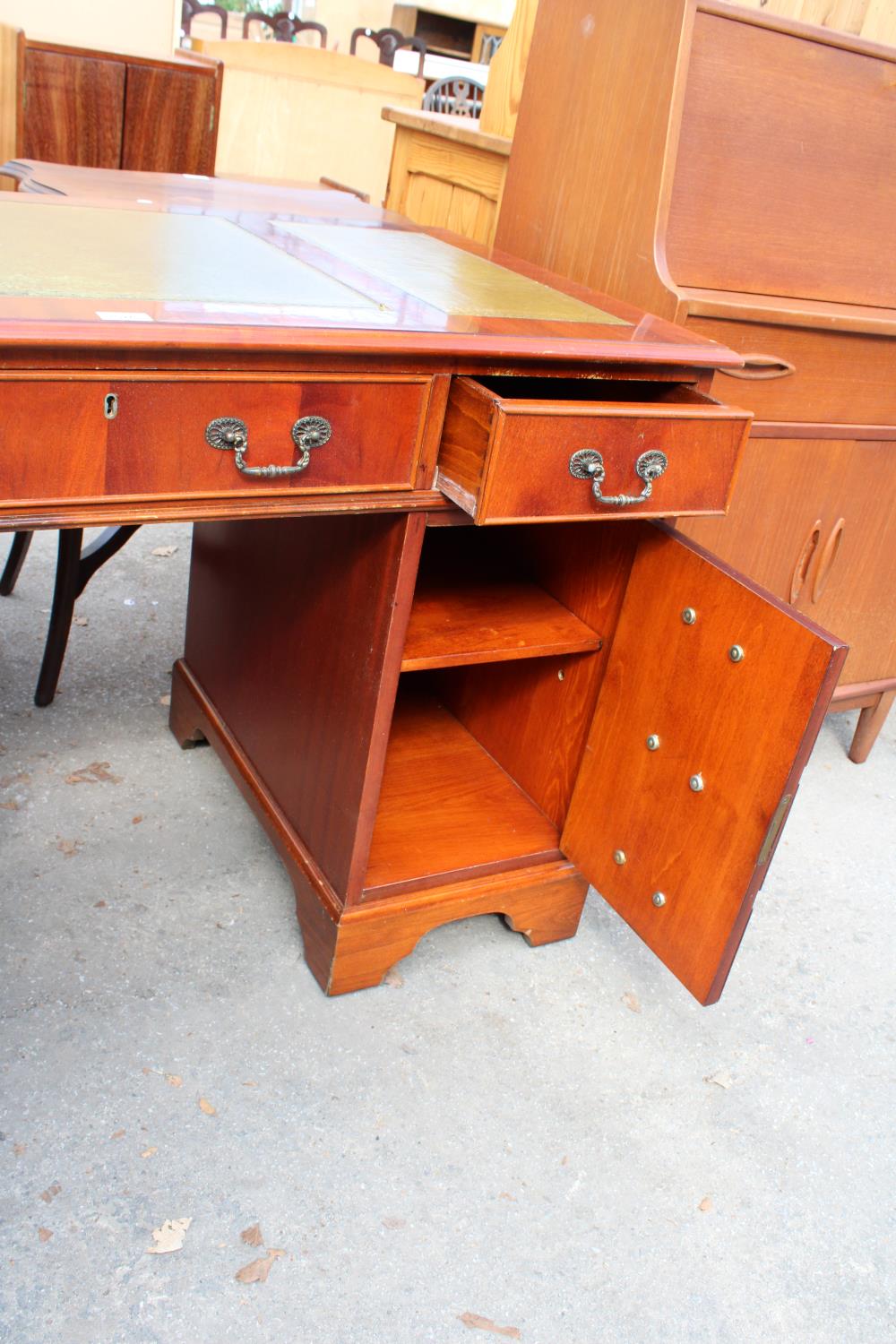 A MAHOGANY TWIN-PEDESTAL DESK ENCLOSING SIX DRAWERS AND ONE CUPBOARD WITH INSET LEATHER TOP, 48" X - Image 5 of 5