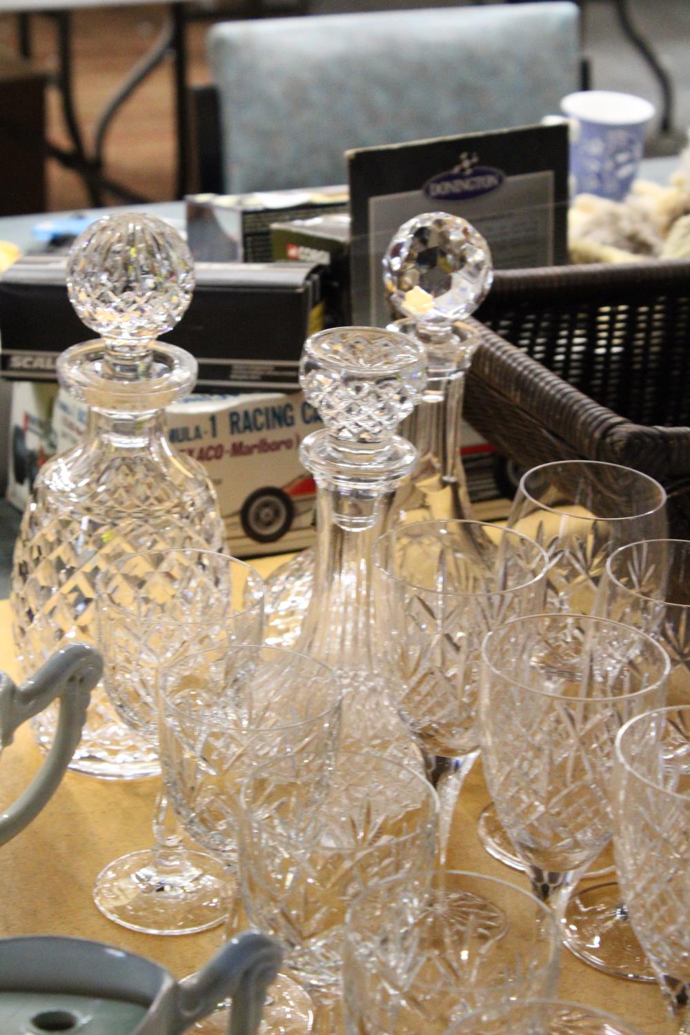 A QUANTITY OF GLASSWARE TO INCLUDE DECANTERS, WINE GLASSES, TUMBLERS, ETC - Image 4 of 5