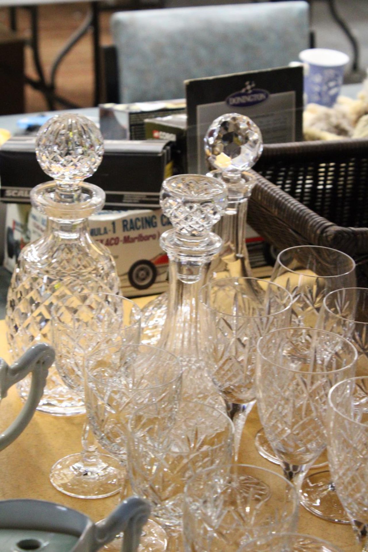 A QUANTITY OF GLASSWARE TO INCLUDE DECANTERS, WINE GLASSES, TUMBLERS, ETC - Image 4 of 5