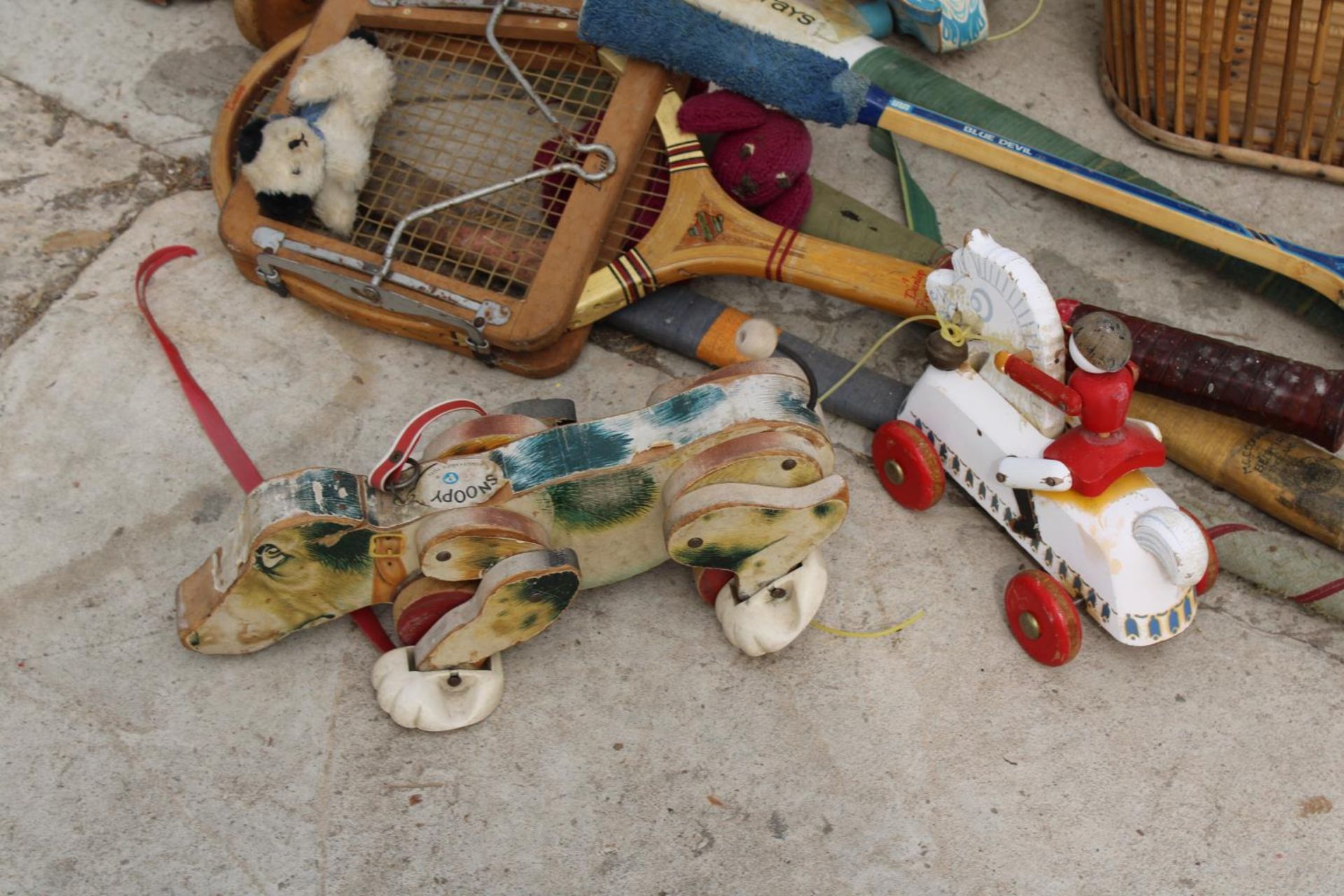 AN ASSORTMENT OF VINTAGE ITEMS TO INCLUDE HOCKEY STICKS, A COT AND TEDDIES ETC - Image 2 of 5