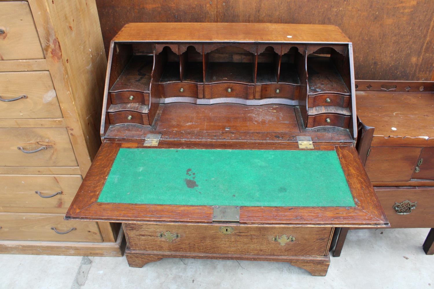 A GEORGE III OAK BUREAU WITH FITTED INTERIOR, TWO SHORT AND THREE LONG GRADUATED DRAWERS TO THE BASE - Image 3 of 4