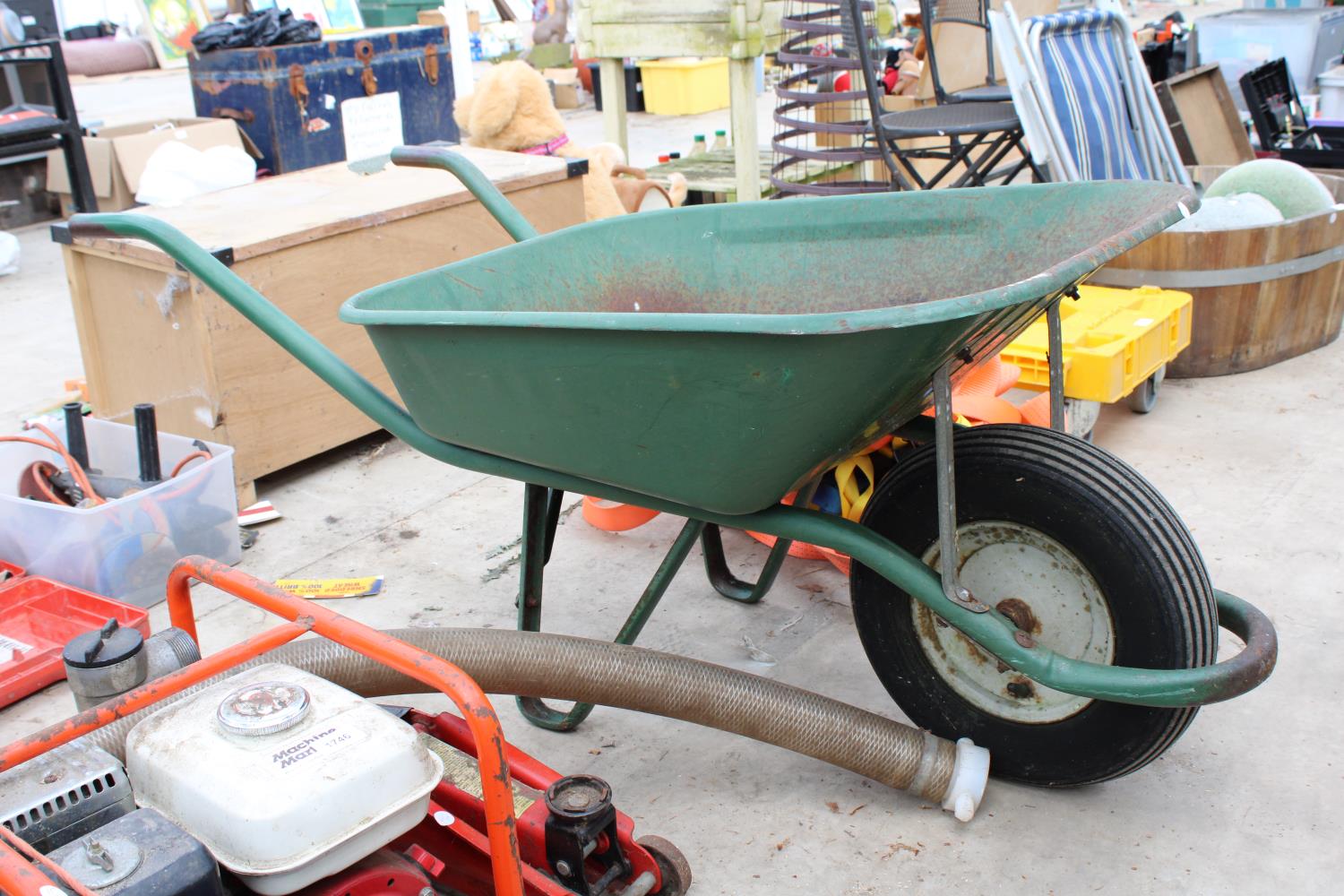 A METAL WHEEL BARROW WITH RUBBER TYRE - Image 2 of 2
