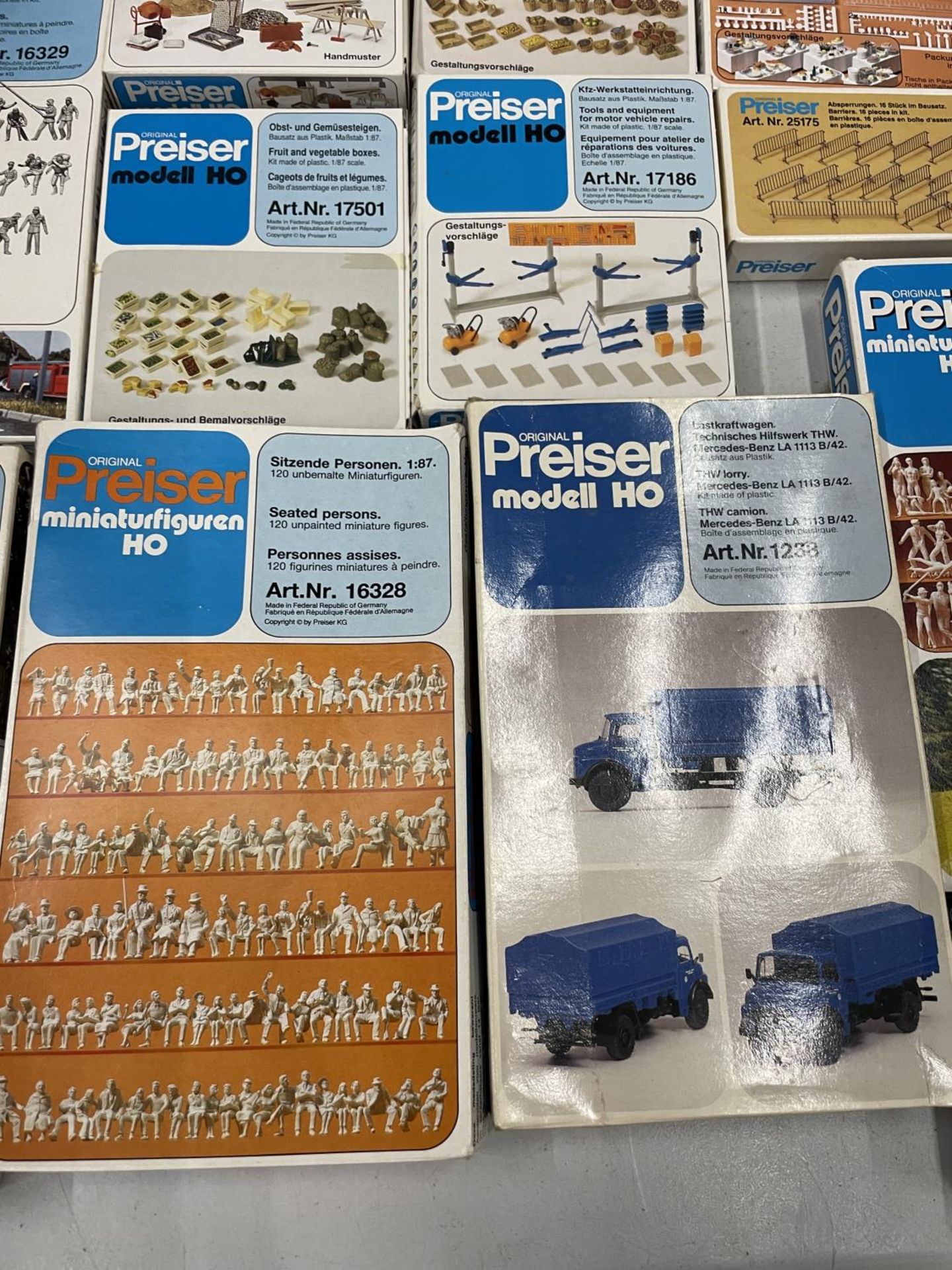 A LARGE COLLECTION OF BOXED PREISER MODELL HO FIGURES AND VEHICLES - Bild 8 aus 9