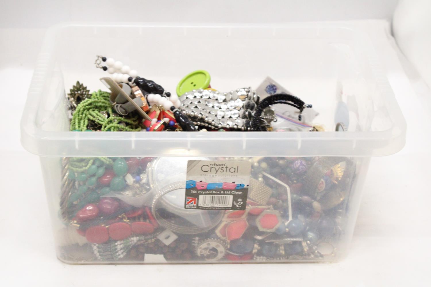 A MIXED LOT OF COSTUME JEWELLERY TO INCLUDE BRACELETS, NECKLACES, BROOCHES, RINGS ETC