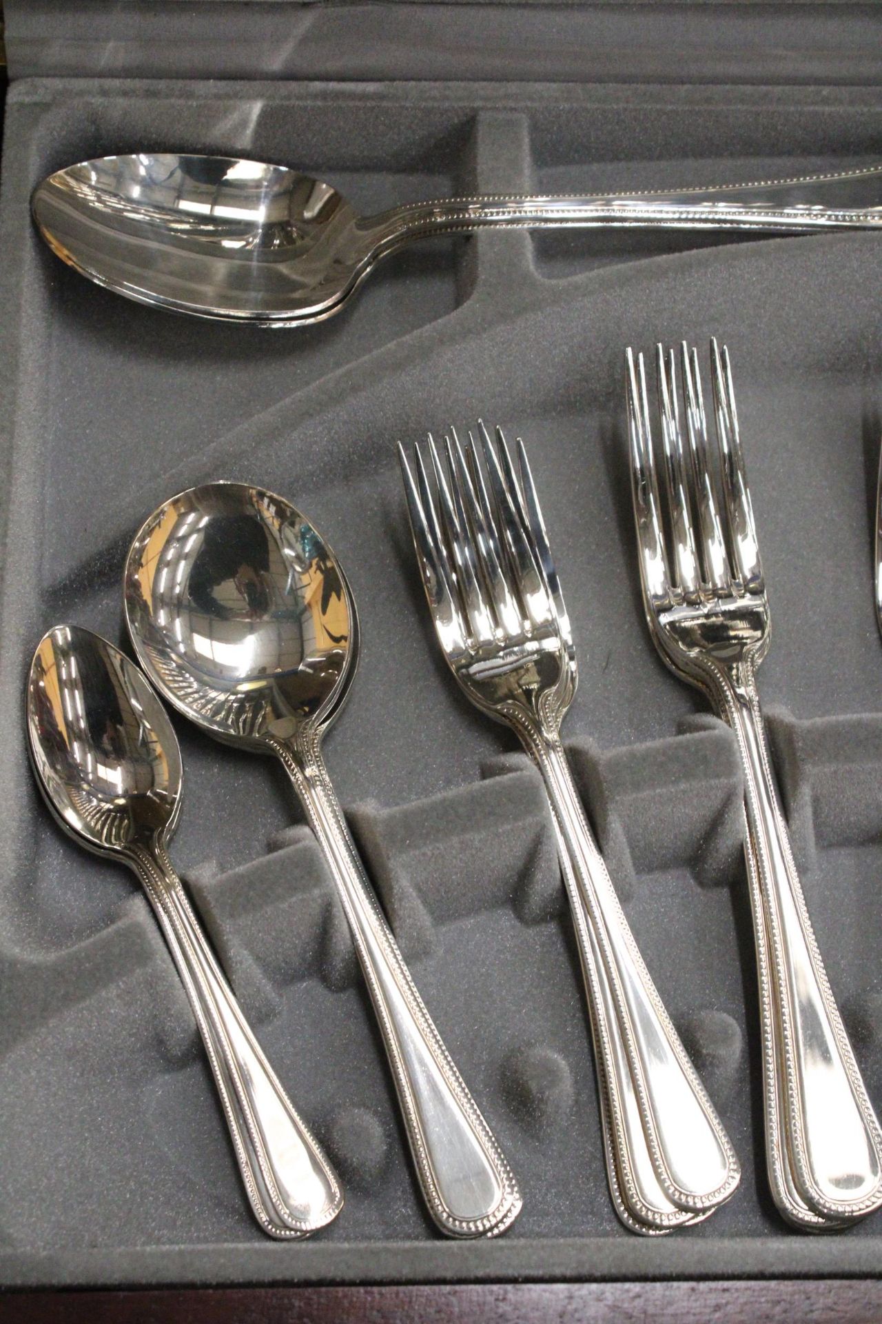 A VINERS TRADITIONAL BEAD 58 PIECE CANTEEN OF CUTLERY FOR 8 PERSONS GUILD SILVER COLLECTION IN CASED - Image 5 of 9