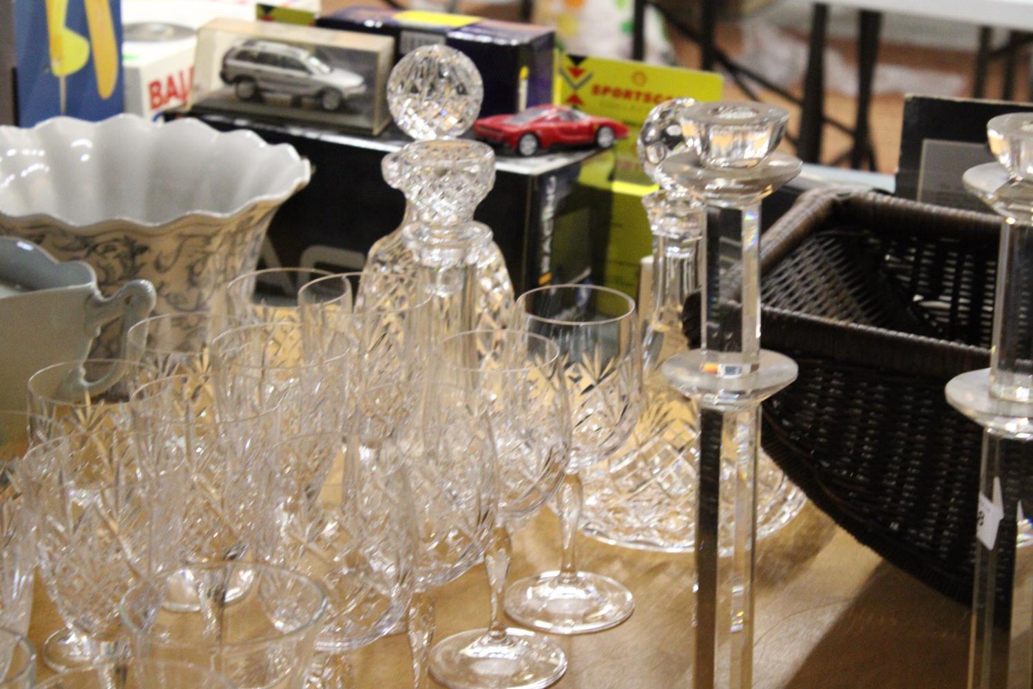 A QUANTITY OF GLASSWARE TO INCLUDE DECANTERS, WINE GLASSES, TUMBLERS, ETC - Image 3 of 5