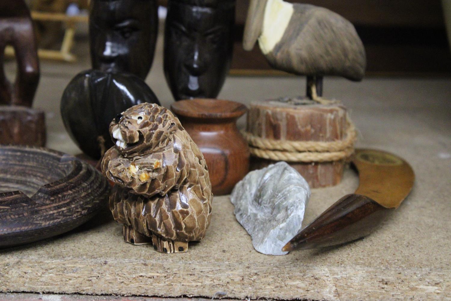 A MIXED LOT TO INCLUDE A STUDIO ART POTTERY BEAVER FIGURINE, A PAIR OF VINTAGE HAND CARVED WOODEN - Image 4 of 6