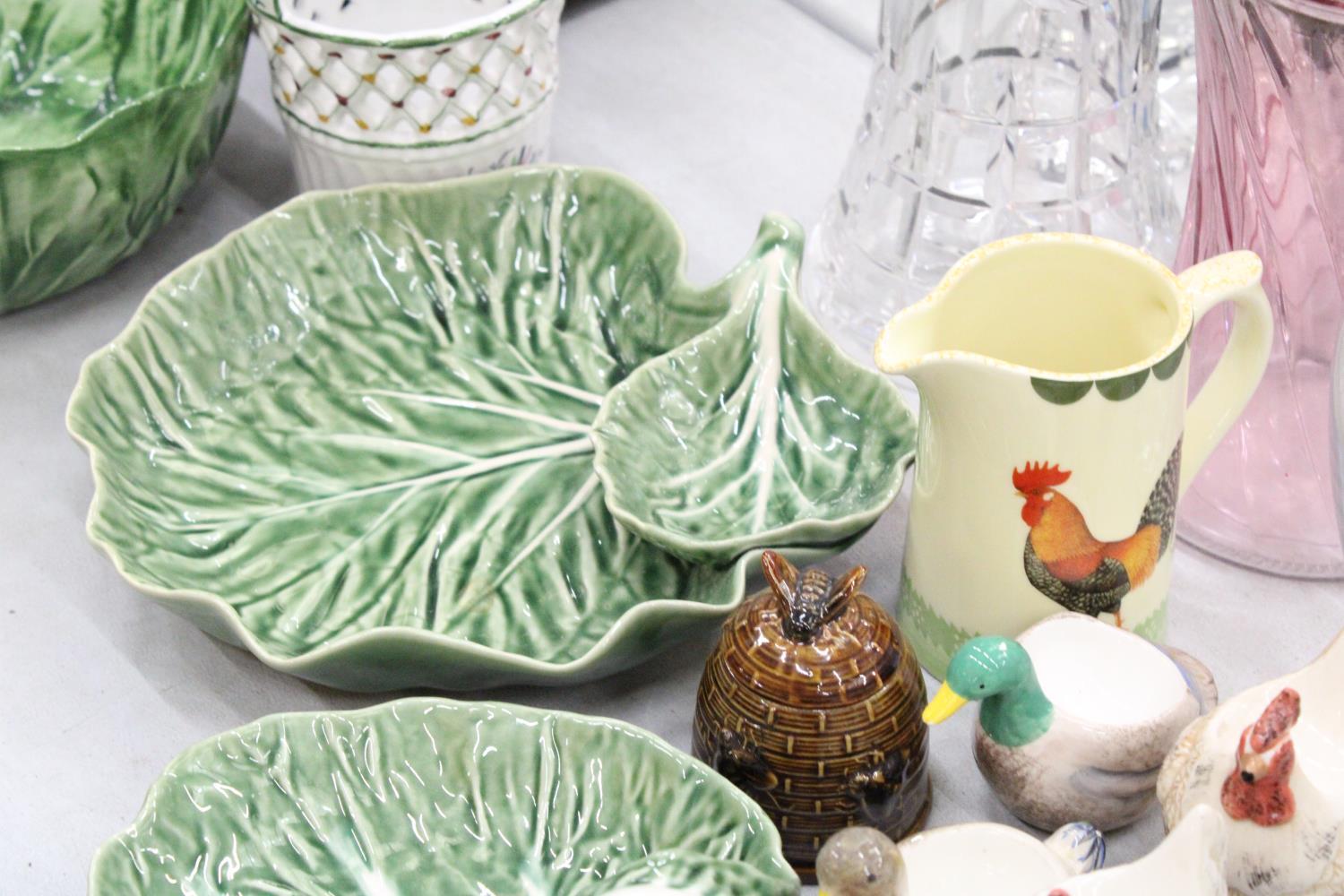 A QUANTITY OF CERAMIC ITEMS TO INCLUDE LEAF BOWLS, A COCKEREL TEAPOT AND MILK JUG, HEN AND DUCK - Image 6 of 6