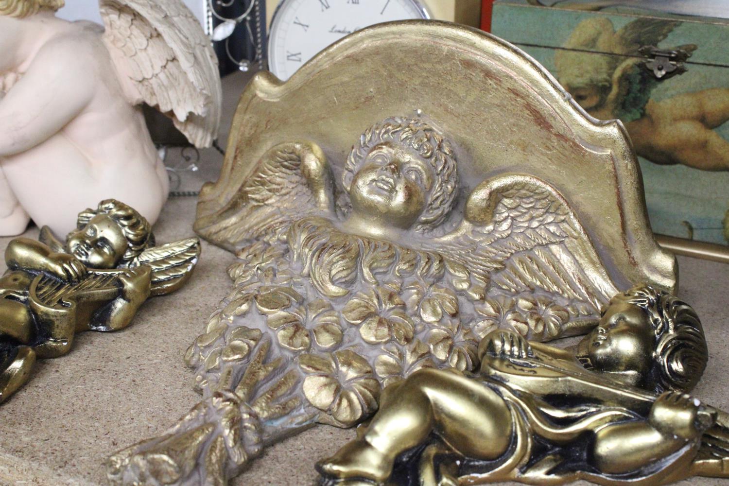 A COLLECTION OF INTERIOR DESIGN PIECES TO INCLUDE, A CHERUB GILT SHELF AND WALL HANGINGS, MANTLE - Image 5 of 7