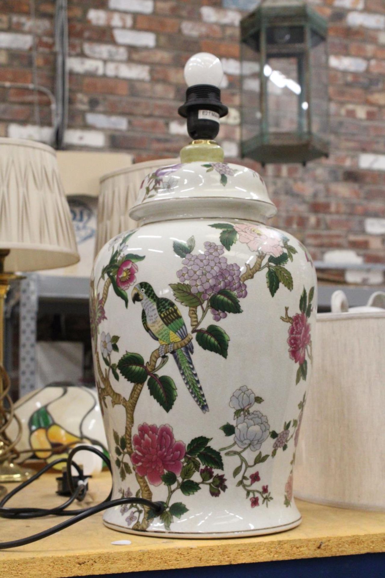 A LARGE CERAMIC TABLE LAMP WITH BIRD AND FLORAL DESIGN, WITH SHADE, HEIGHT APPROX 38CM - Image 3 of 4
