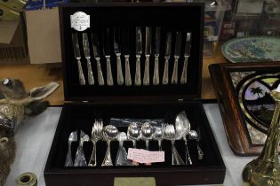 A BOXED BUTLER OF SHEFFIELD CAVENDISH COLLECTION CUTLERY SET