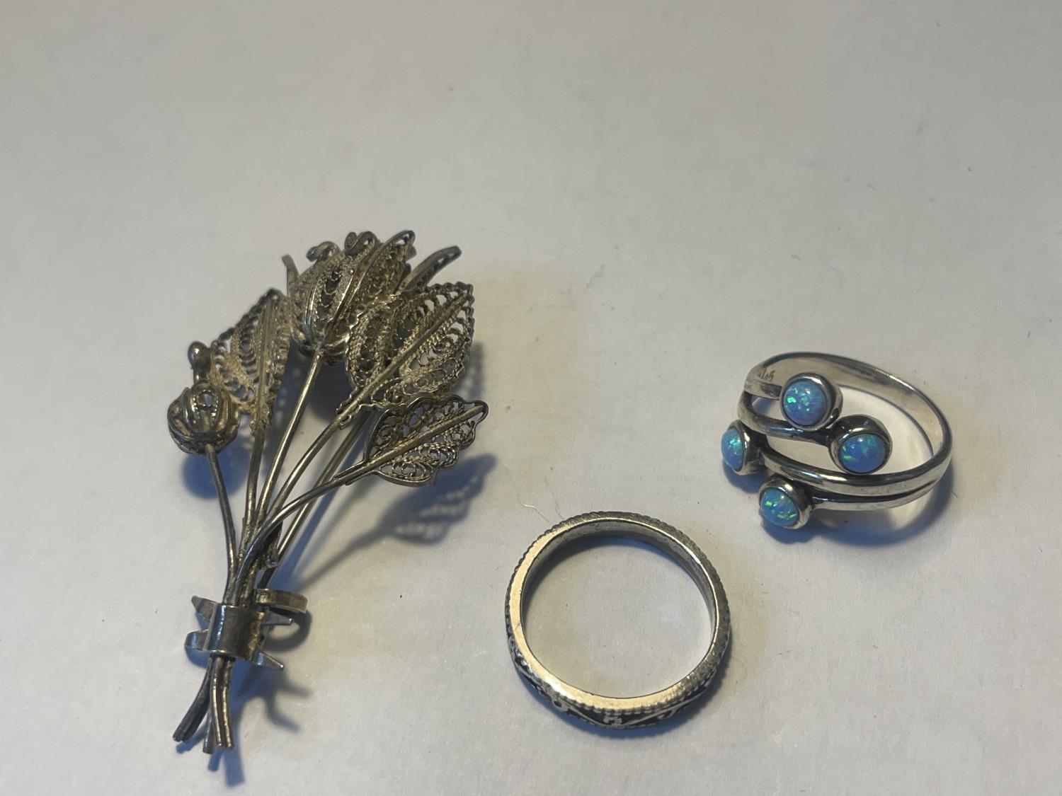 FIVE SILVER ITEMS TO INCLUDE A APIR OF CUFFLINKS, TWO RINGS AND TWO BROOCHES - Image 2 of 3