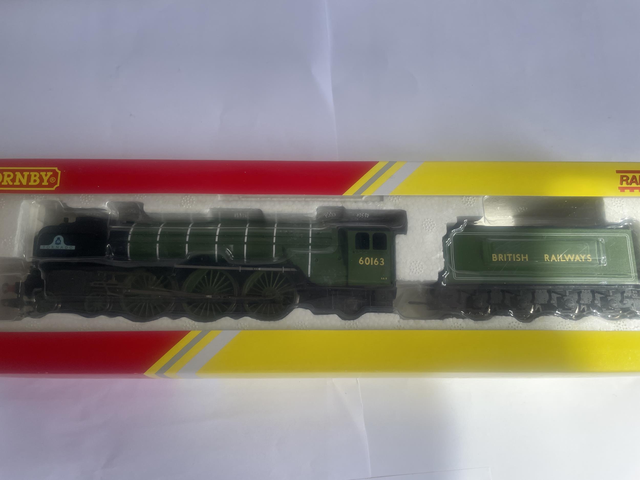 AN AS NEW AND BOXED HORNBY 00 GAUGE STEAM LOCOMOTIVE TORNADO BR CLASS A1 - Image 2 of 3