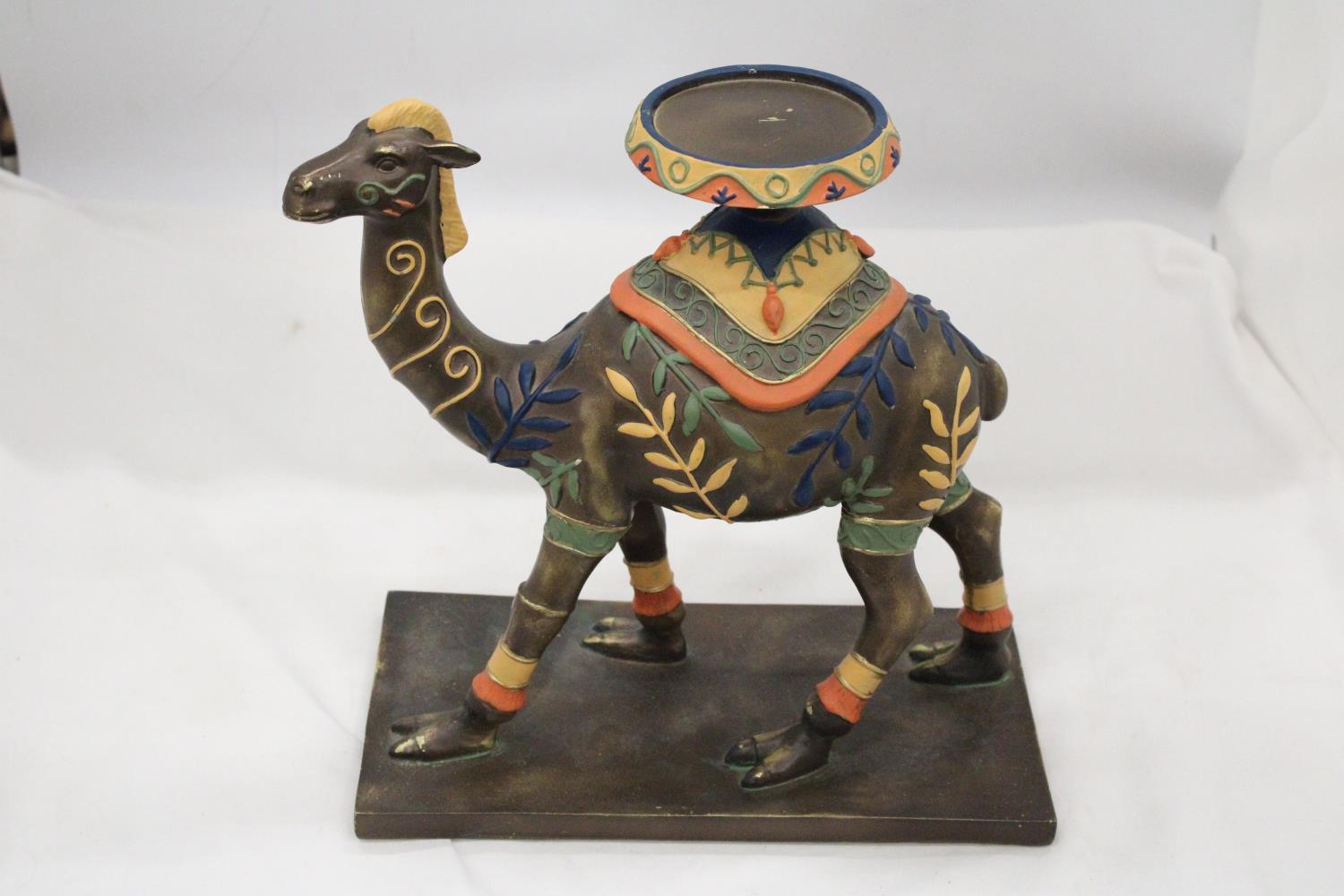 A HAND PAINTED CAMEL PLANTER STAND - APPROX 27CM X 25CM