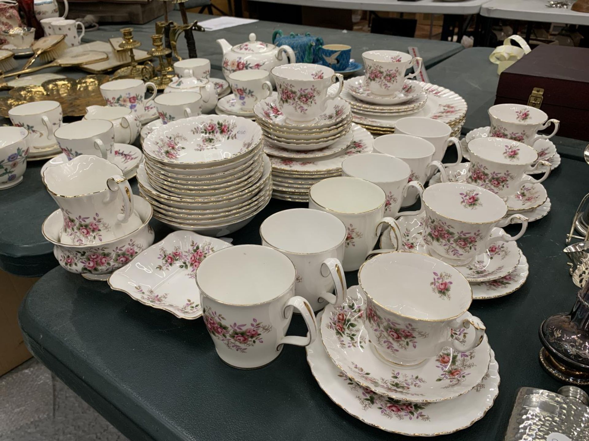 A QUANTITY OF ROYAL ALBERT 'LAVENDER ROSE' CHINA TO INCLUDE, VARIOUS SIZES OF PLATES, A CREAM JUG, - Image 3 of 5