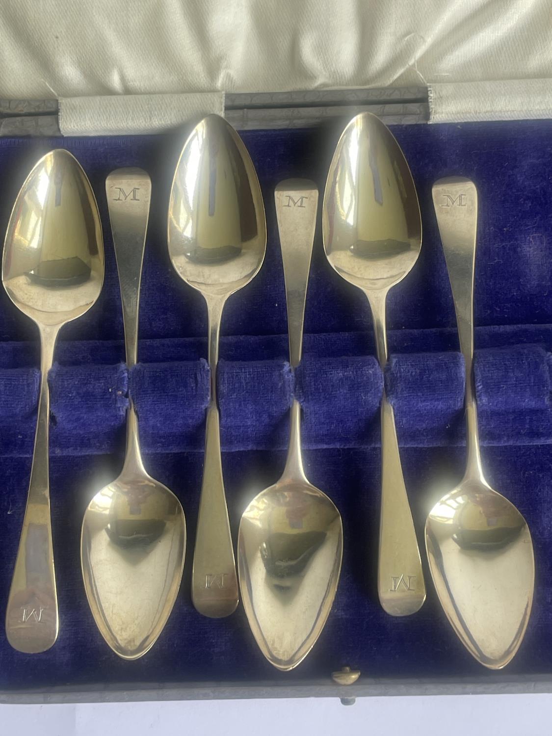 SIX HALLMARKED GEORGIAN SILVER TEASPOONS IN A PRESENTATION BOX (TWO MISSING FROM THE SET) GROSS - Image 2 of 4