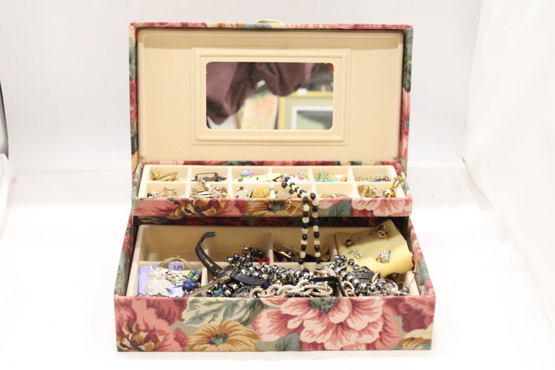 A VINTAGE JEWELLERY BOX CONTAINING VARIOUS COSTUME JEWELLERY INCLUDING EARRINGS, BROOCHS,