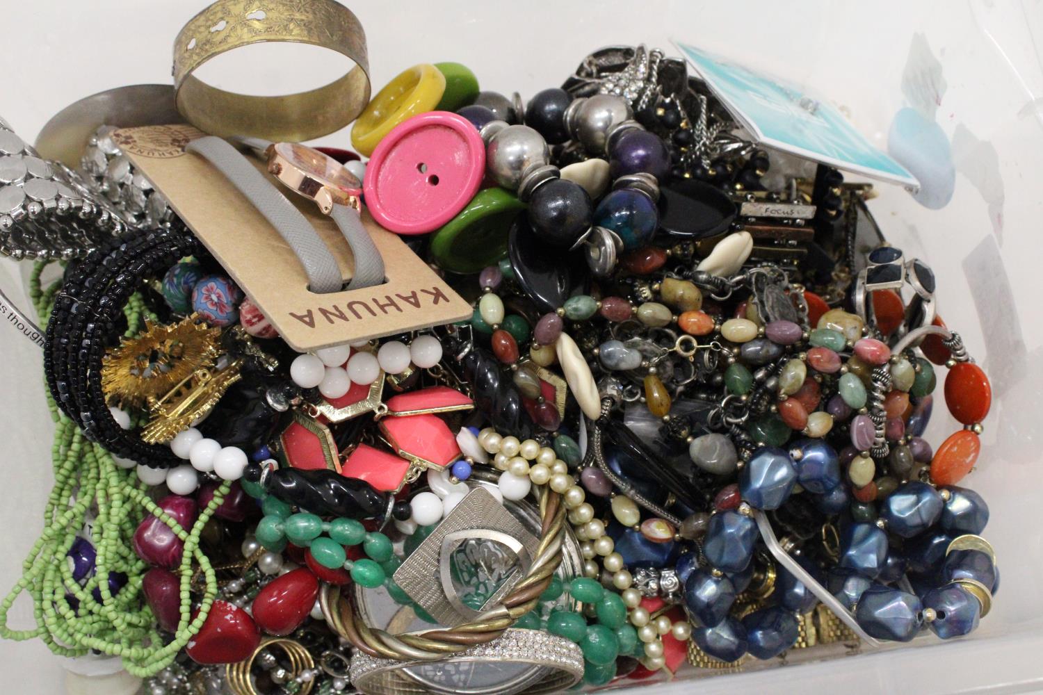 A MIXED LOT OF COSTUME JEWELLERY TO INCLUDE BRACELETS, NECKLACES, BROOCHES, RINGS ETC - Image 6 of 6