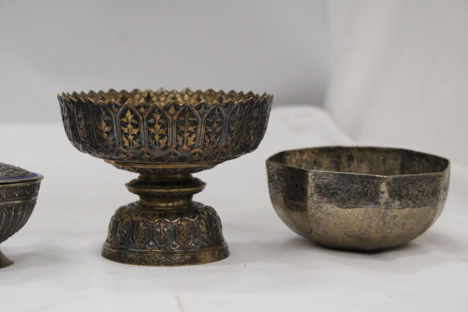 A MIXED LOT OF INDIAN SILVER TO INCLUDE TWO TRINKET BOXES, POSY BOWL ETC - Image 6 of 6