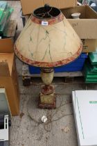 A LARGE ORNATE AND DECORATIVE TABLE LAMP WITH SHADE