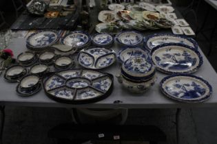 A LARGE QUANTITY OF BOOTH'S, 'REAL OLD WILLOW' DINNER WARE TO INCLUDE VARIOUS SIZES OF PLATES,