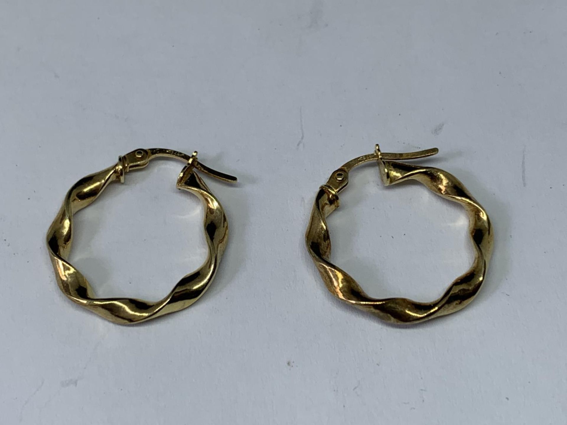 A PAIR OF MARKED 375 GOLD TWIST EARRINGS - Image 2 of 4