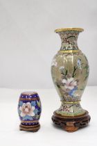 AN ORIENTAL STYLE CLOISANNE VASE WITH BASE PLUS A SMALL CLOISONNE LIDDED POT ON BASE