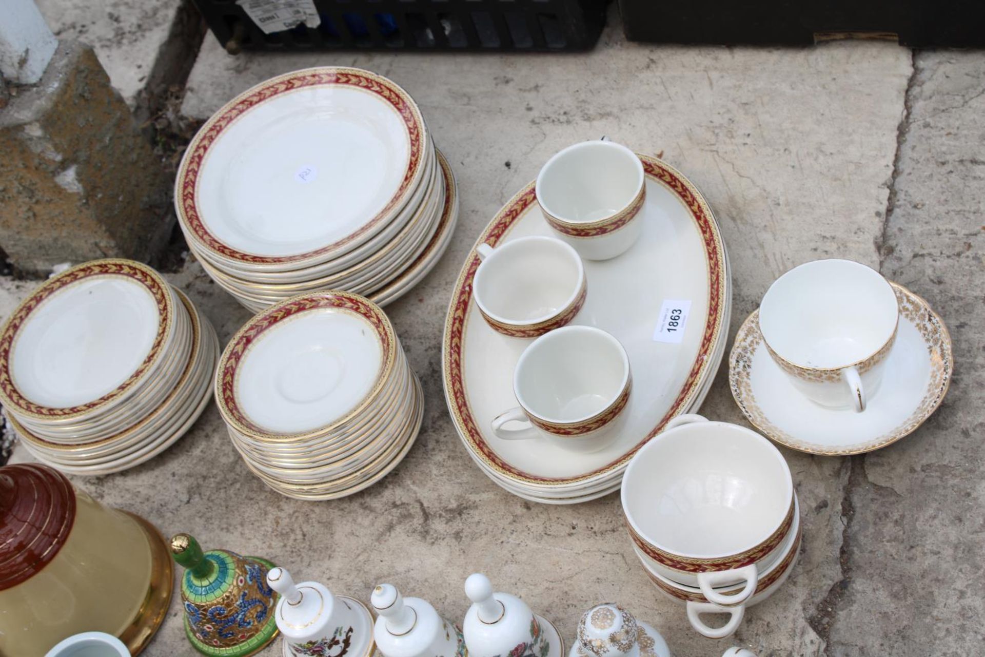 AN ASSORTMENT OF CERAMICS TO INCLUDE PLATES, MONEY BOXES AND VASES ETC - Image 3 of 3