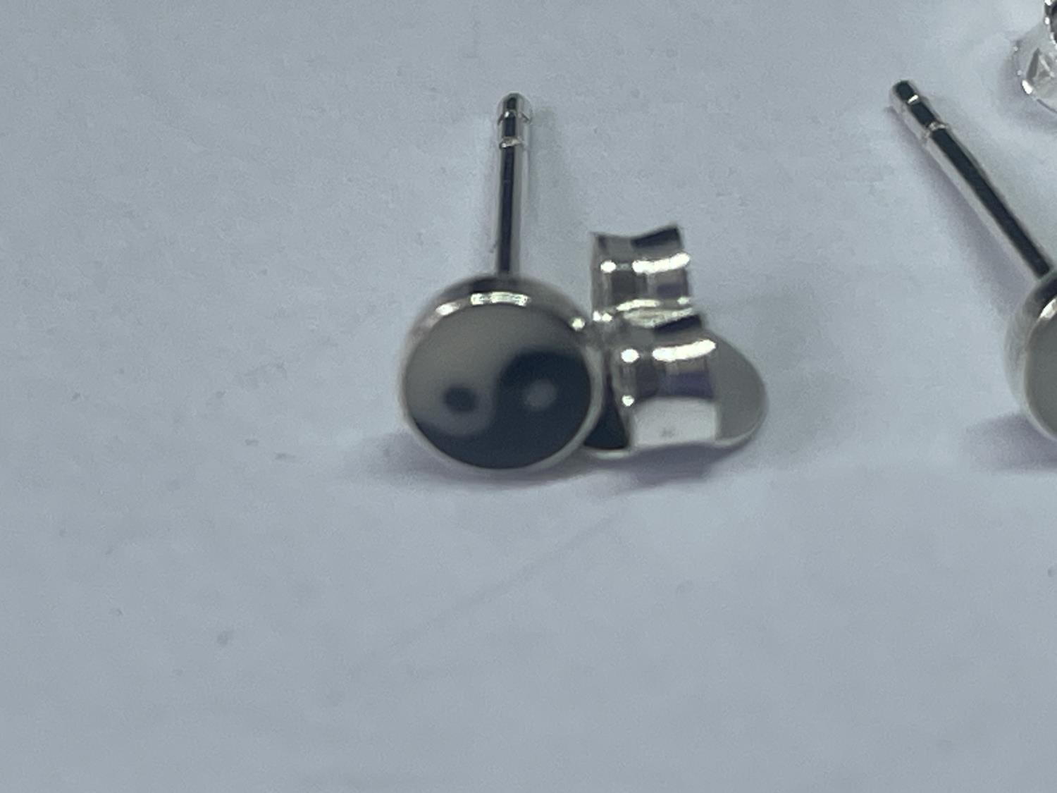 TWENTY PAIRS OF SILVER YIN YANG EARRINGS - Bild 3 aus 3