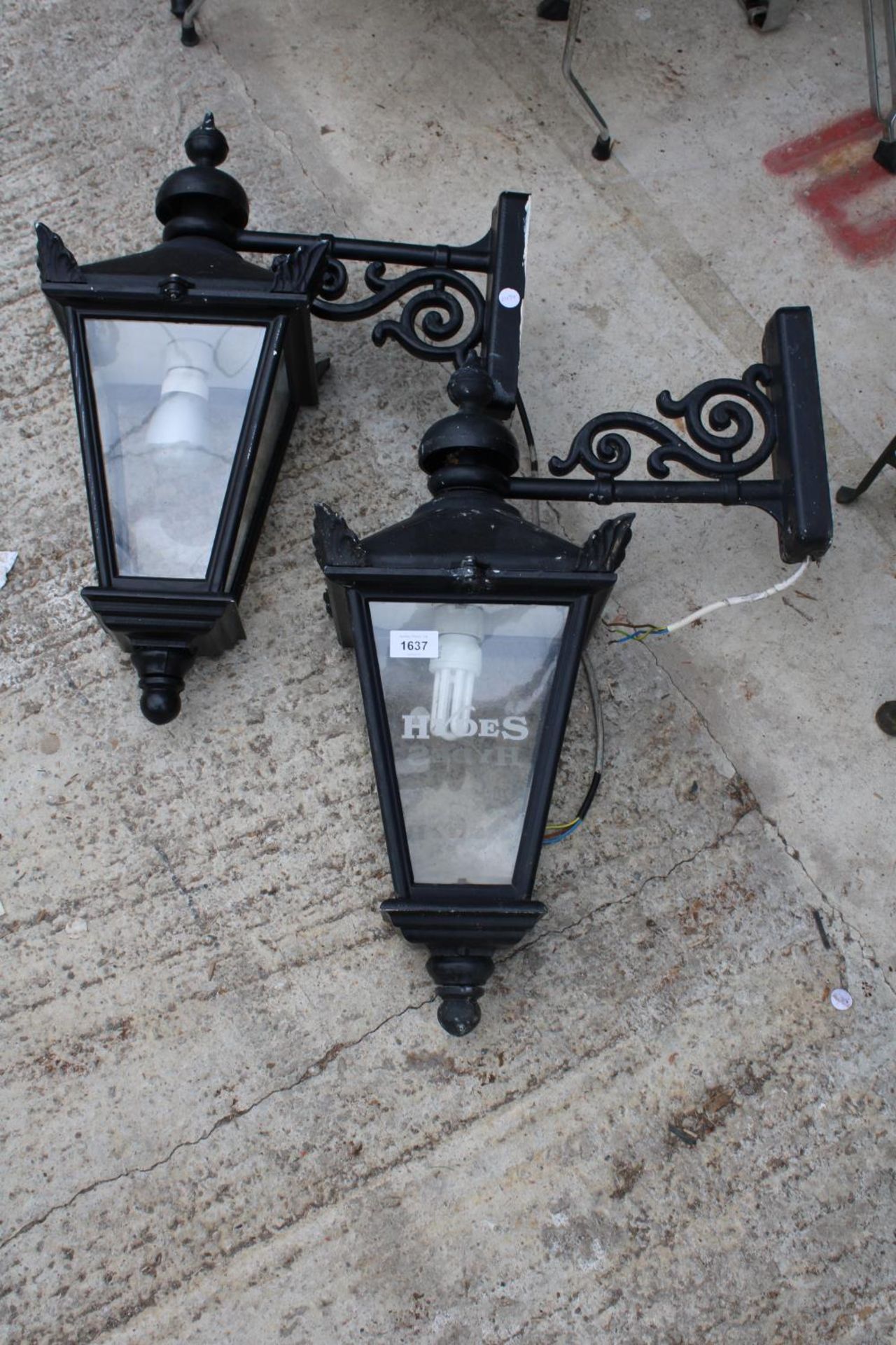 A PAIR OF HYDE COURTYARD ADVERTISING LIGHTS