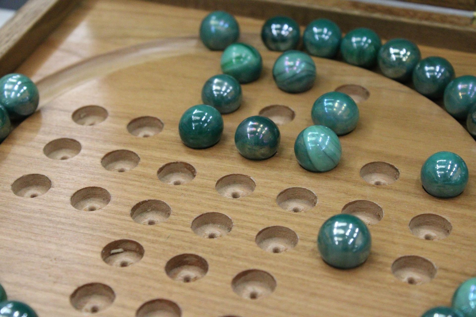 A BOXED WOODEN SOLITAIRE BOARD WITH MARBLES PLUS A VINTAGE CRIBBAGE BOARD - Image 5 of 5