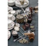 A MIXED LOT TO INCLUDE A CRANBERRY BOWL WITH HALLMARKED SILVER RIM - FOOT A/F, A PICQUOT WARE