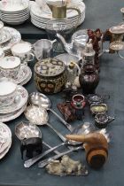 A MIXED LOT TO INCLUDE A CRANBERRY BOWL WITH HALLMARKED SILVER RIM - FOOT A/F, A PICQUOT WARE