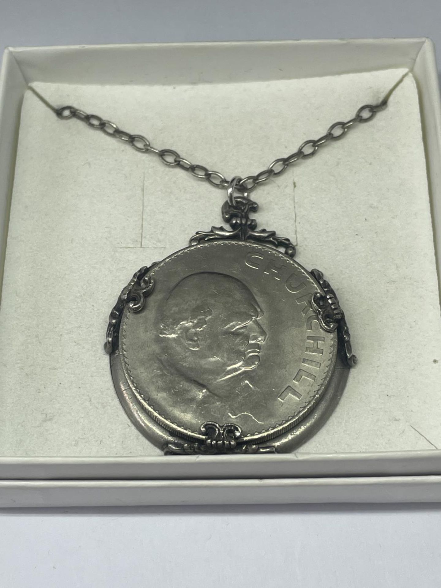 A NECKLACE WITH A CHURCHILL CROWN PENDANT