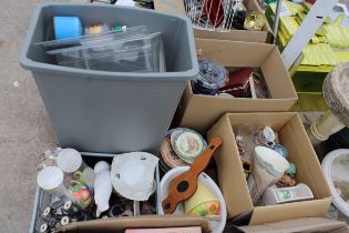 AN ASSORTMENT OF HOUSEHOLD CLEARANCE ITEMS