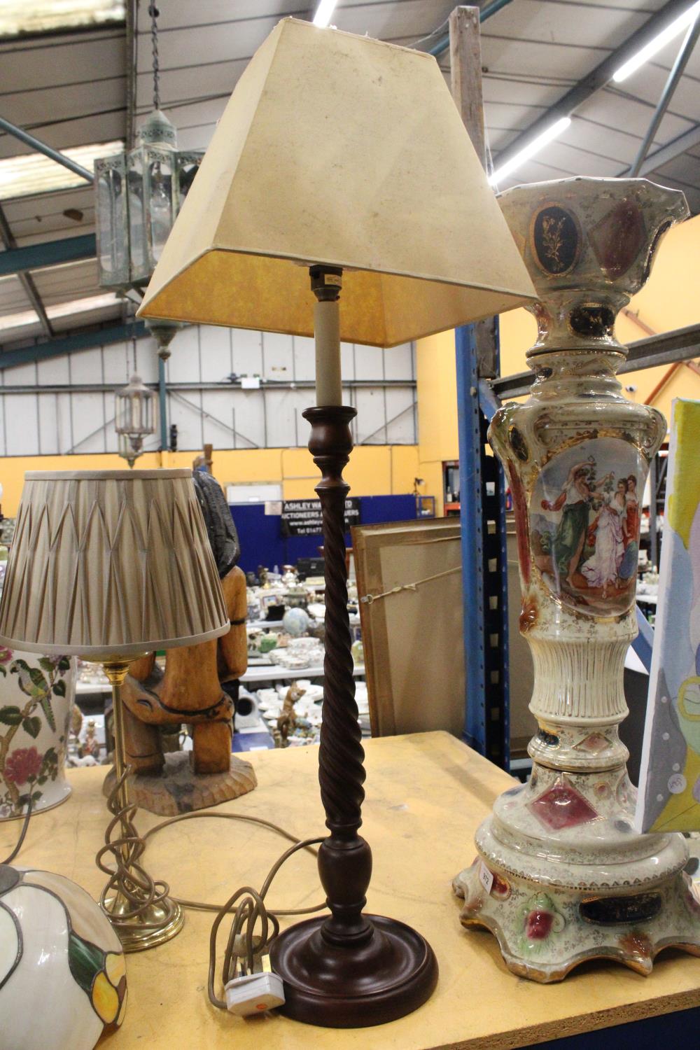 A LARGE MAHOGANY TABLE LAMP WITH BARLEY TWIST COLUMN, WITH SHADE