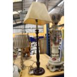 A LARGE MAHOGANY TABLE LAMP WITH BARLEY TWIST COLUMN, WITH SHADE