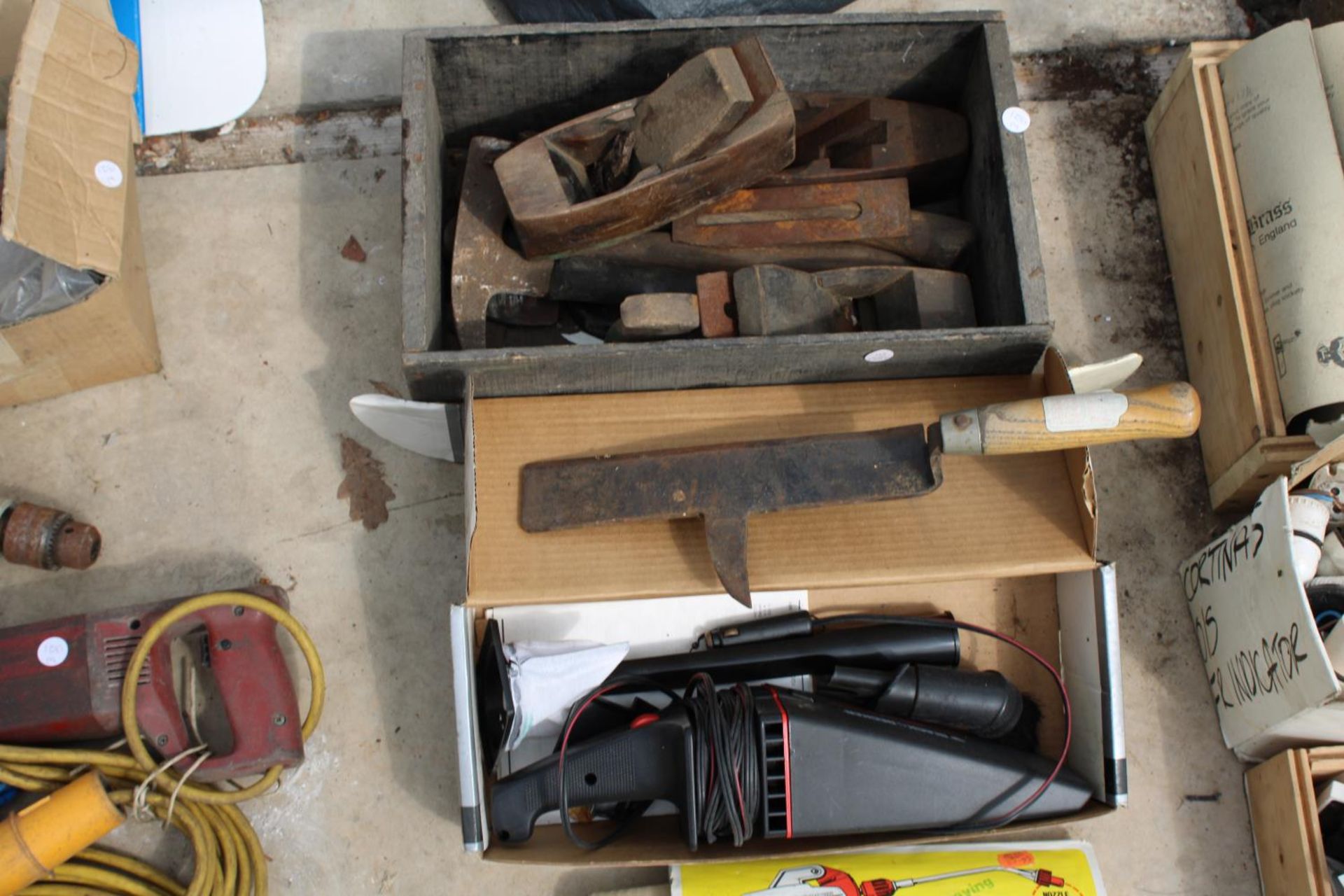 AN ASSORTMENT OF TOOLS TO INCLUDE A FOOT PUMP, WOOD PLANES AND A HAND VAC ETC - Image 2 of 2