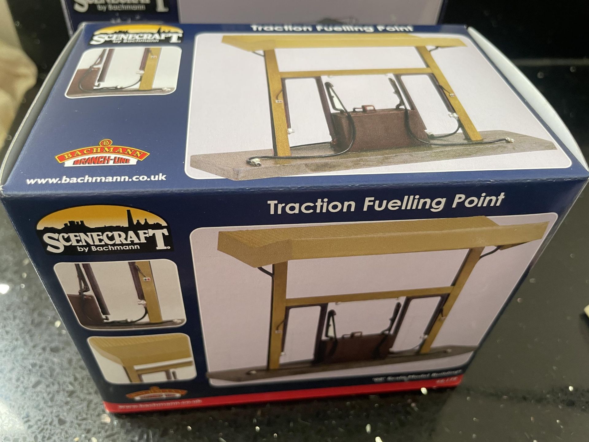 TWO BOXED 00 GAUGE SCENECRAFT BY BACHMANN MODELS TO INCLUDE A TRACTION FUELLING POINT AND A - Image 3 of 3