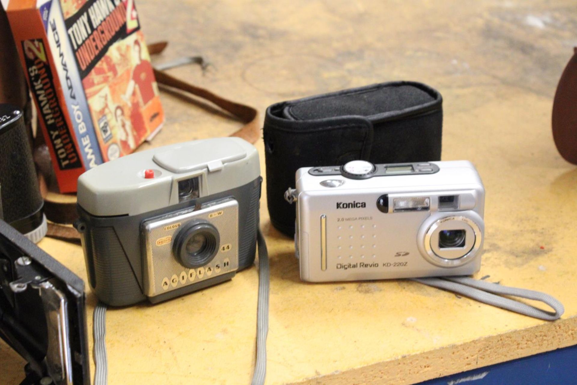 A COLLECTION OF VINTAGE CAMERAS TO INCLUDE A SIX 20 KODAK, AGILUX AGIFLASH, SONY CYBERSHOT, KONICA - Image 7 of 7